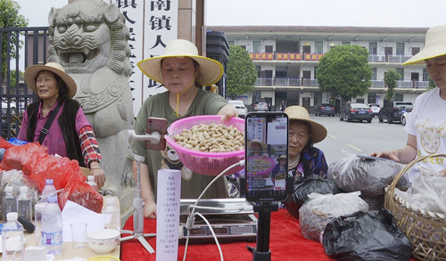 党建引领乡村振兴 直播带货助农增收(图1)