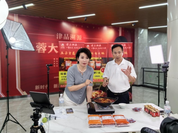 峄城新农人直播带货带火乡村石榴经济(图1)