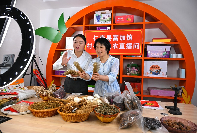 直播车开到田间地头 农产品乘上“数字快车”(图2)