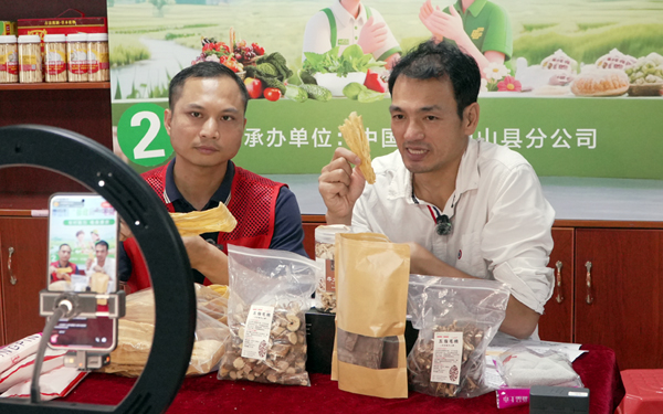 钟山：驻村干部PK“带货” 特色产品走俏“云端”(图2)