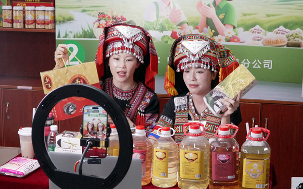 钟山：驻村干部PK“带货” 特色产品走俏“云端”(图3)