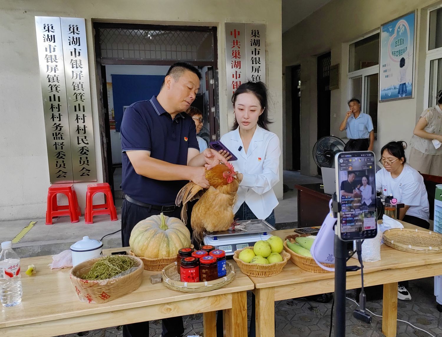 巢湖：村书记化身“主播” 直播助力农产品“云端”畅销(图1)