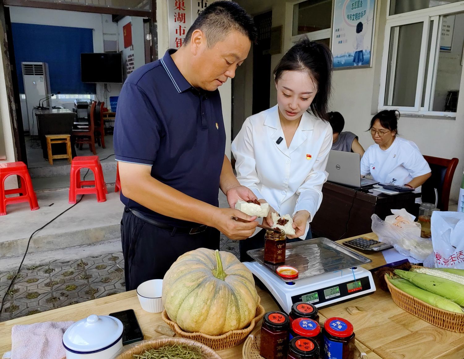 巢湖：村书记化身“主播” 直播助力农产品“云端”畅销(图2)