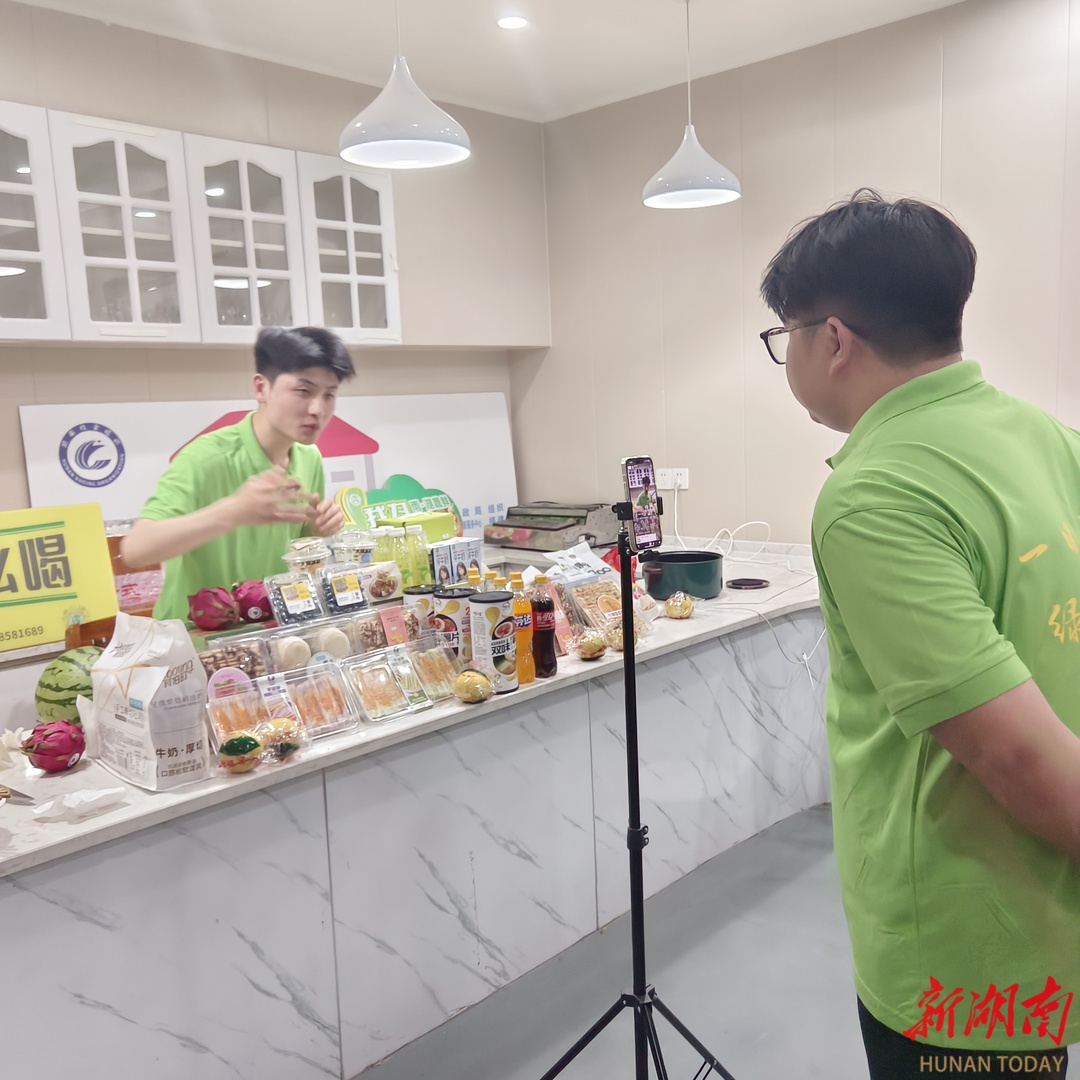雨湖区“一村一品一主播”赋能乡村振兴(图1)