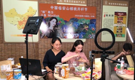 无美颜少线后”村书记助农直播圈粉无数(图1)