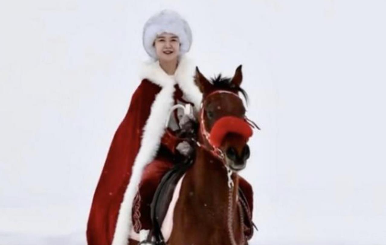 贺娇龙工作时坠马致头部重伤去世 生前最后的访谈对象追忆(图1)