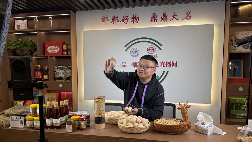 “豹”款直播助农！“兵支书”把乡土好物卖全国(图1)