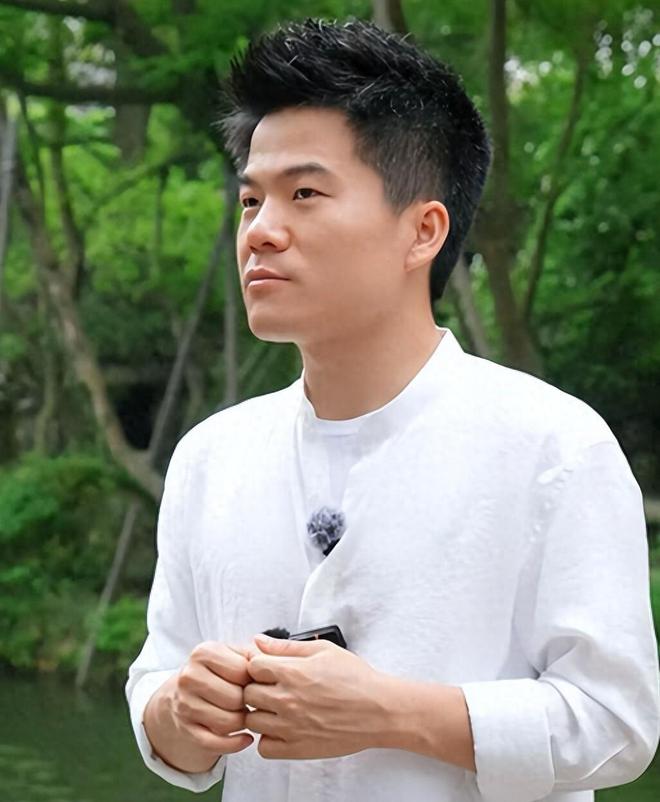 没有对比就没伤害！董宇辉麻黄鸡争议再起央媒言辞犀利字字珠玑(图6)