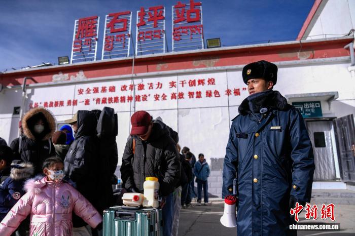 新春见闻）中国海拔最高铁路客运站首迎春运(图1)