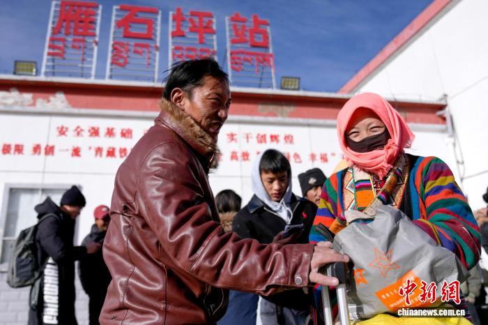 新春见闻）中国海拔最高铁路客运站首迎春运(图2)