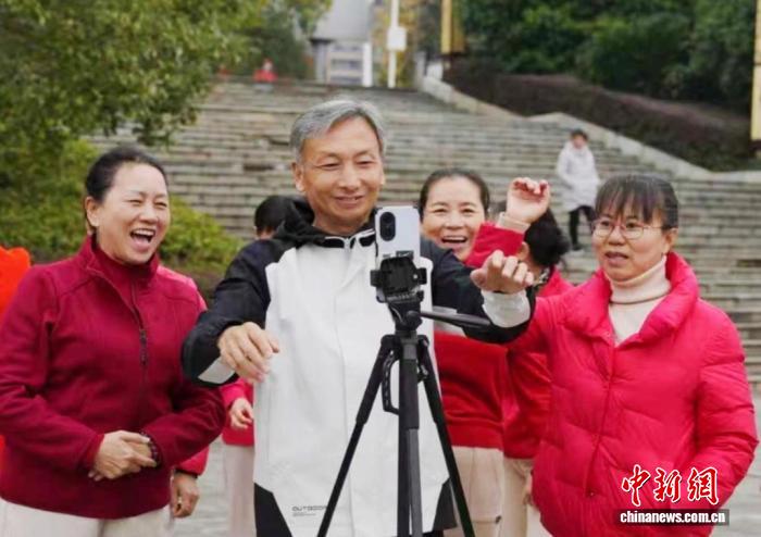 湖南东安银发族“触网”当主播 “新农活”干出新花样(图1)