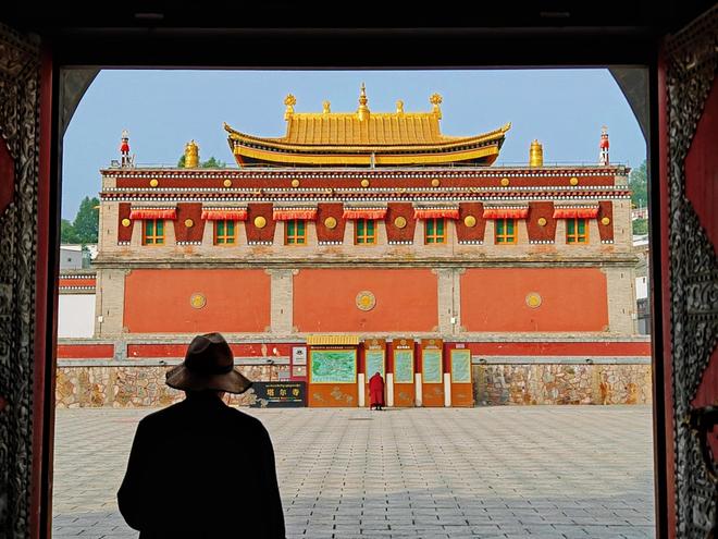 西宁出发小包团打卡莫高窟品烤羊排西北8天7晚跟团游玩攻略！(图1)