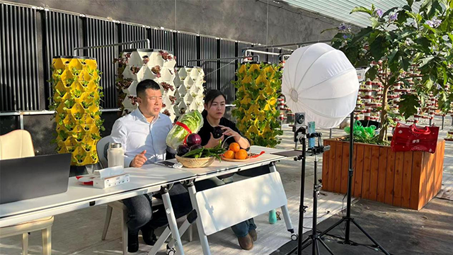 兴安盟乌兰浩特市：直播助农百人团 让乡土好货乘“数”远航(图2)