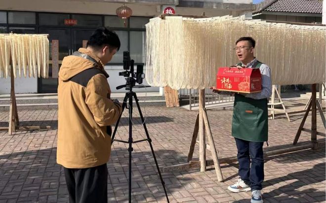 和美乡村直播间丨直播为笔 绘就乡富民安新画卷(图1)