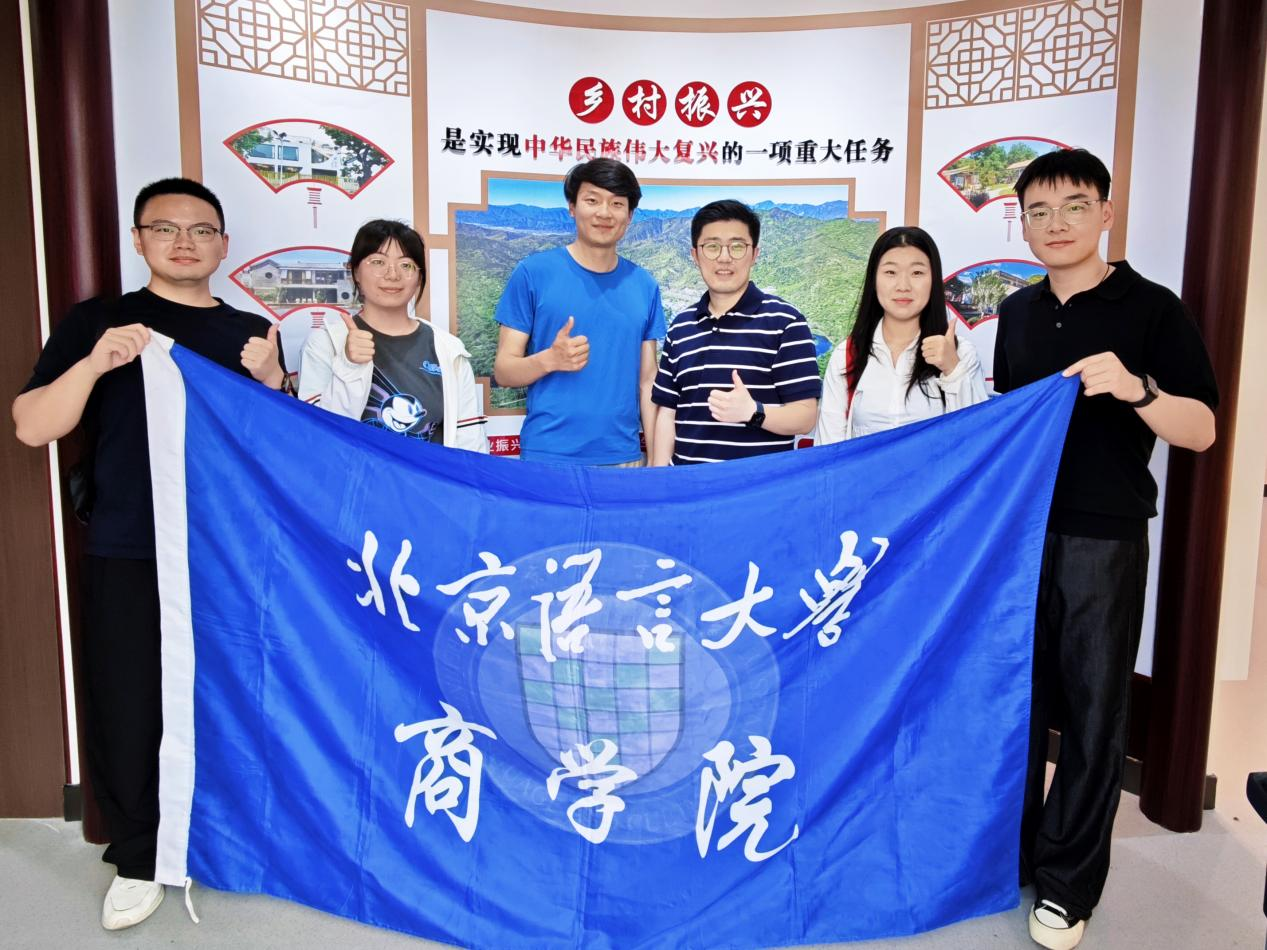商学院师生团队深入乡村开展实地调研(图1)