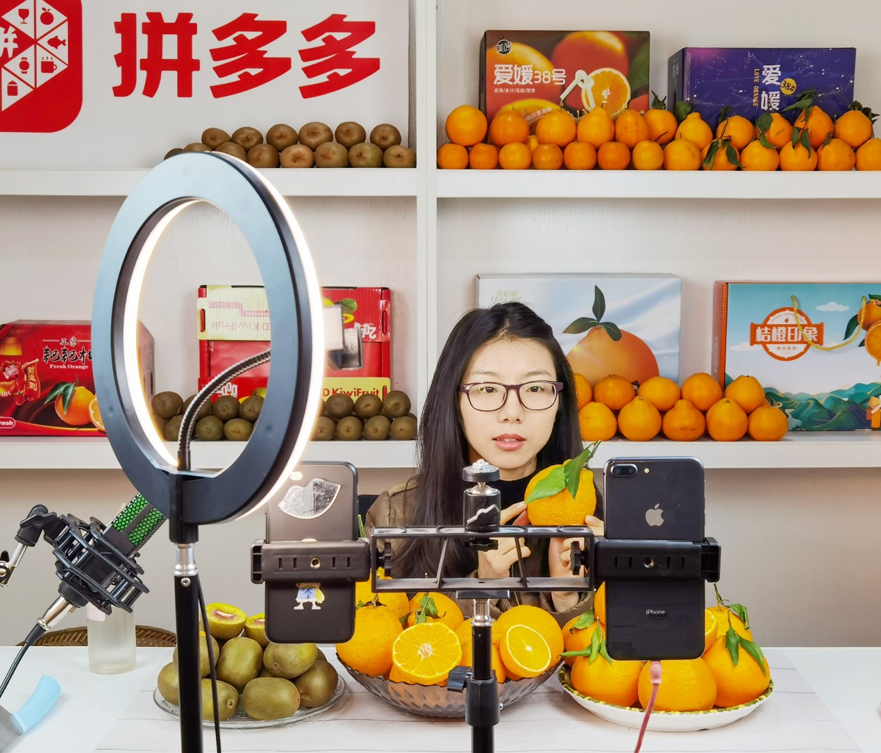 AI图片丨主播助农特产品俏销出山(图1)