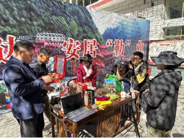直播带货拓销路·助农增收促振兴(图2)