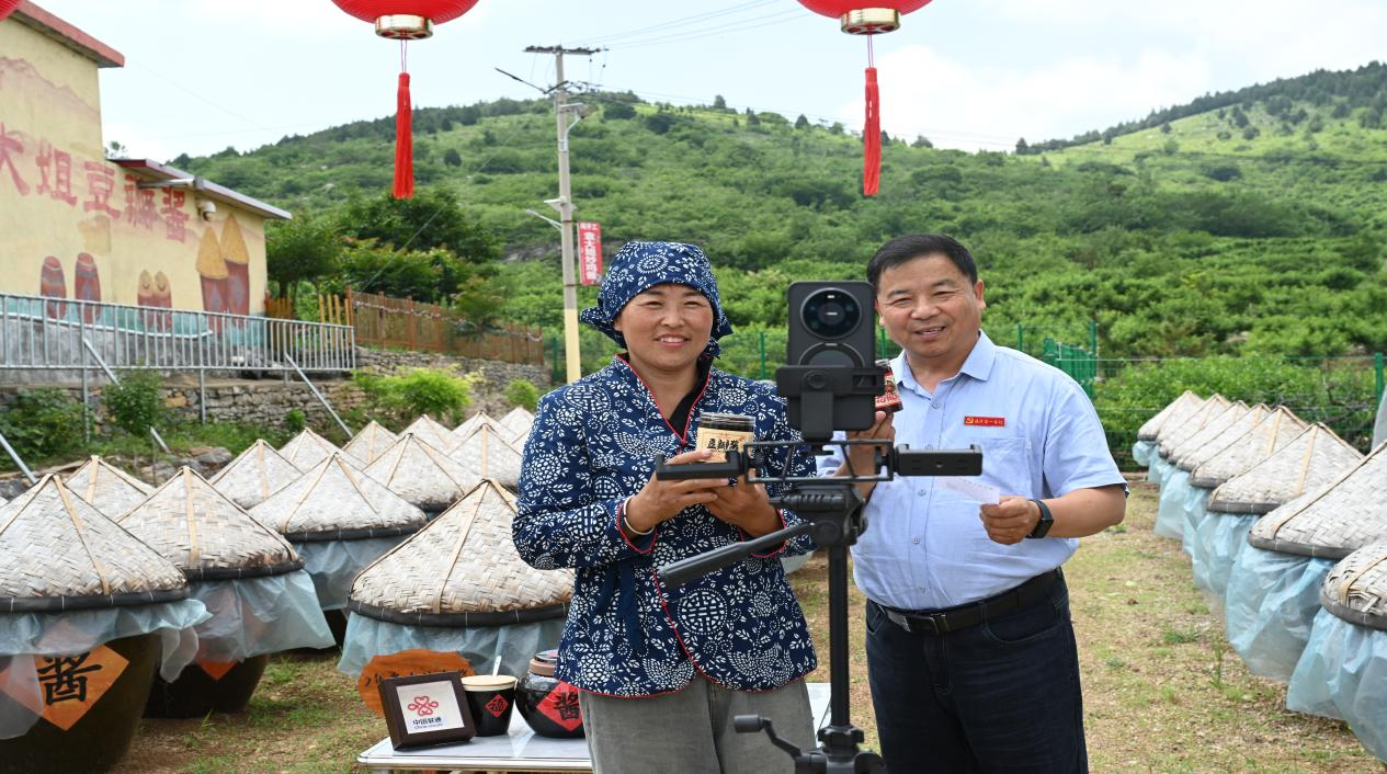 联通驻村书记“芒”力助农直播 赋能非遗好物出山(图1)