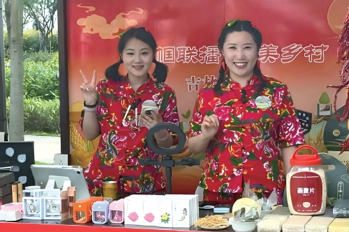 带货治村两相宜——女村播巧用直播间夯实乡村善治根基(图1)