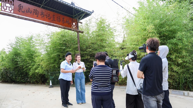 直播网红村丨手机成了“新农具”山东威海市兴塂新村“播”出一条振兴路(图1)