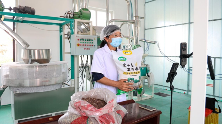 直播网红村丨手机成了“新农具”山东威海市兴塂新村“播”出一条振兴路(图2)