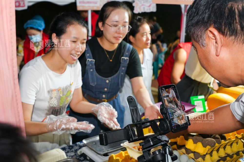 萍乡：夜市直播带货 助农增收促振兴（图）(图7)
