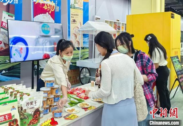 乡村行·看振兴）舌尖“欢腾”科尔沁草原：打卡“草原味道”新地标(图2)