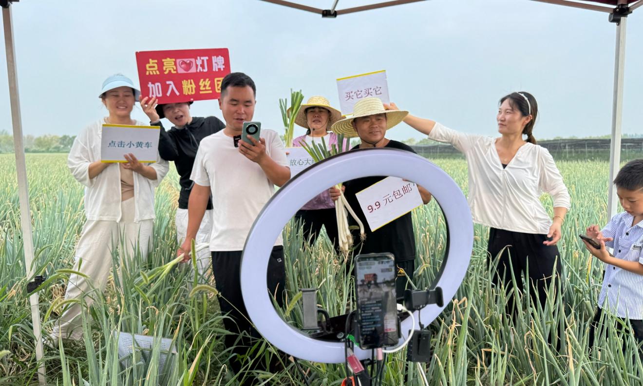 皖北经济技术学校走进黄岭镇开展农产品直播技能培训(图1)