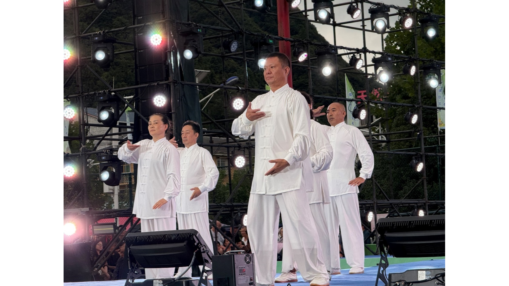 银发黔音·星耀桐夜——得趣专场梓桐村晚圆满落幕(图2)