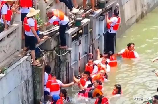 猎德村“洋人扒龙舟”后续：大摆龙舟宴记入族谱三千万买新船(图13)