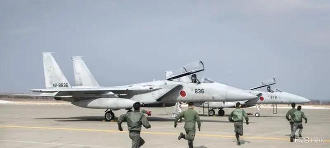 日本F15飞越辽宁舰被歼15电磁压制霸气驱离？纯假的！(图8)