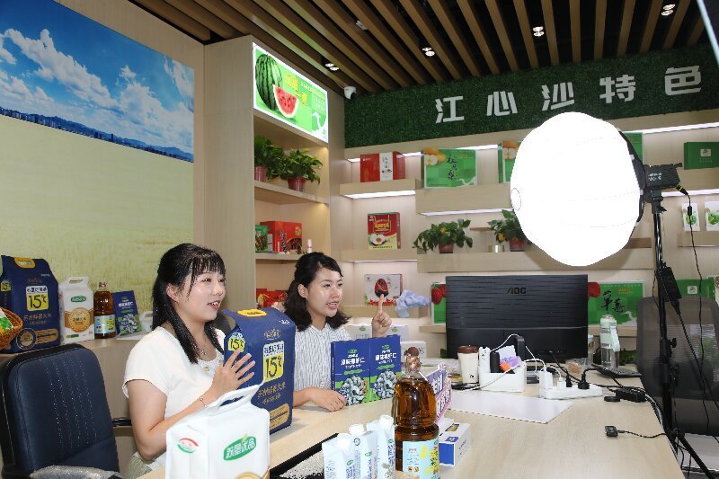 南通海门：告别“守田等客”！农产品直播让“生态味”香飘万里(图1)