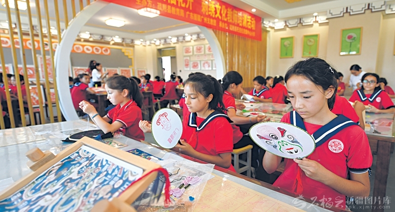 天山南北石榴正红(图1)