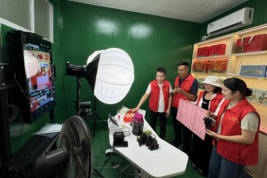 广西建院：助农直播拓销路 消费帮扶暖农心(图1)