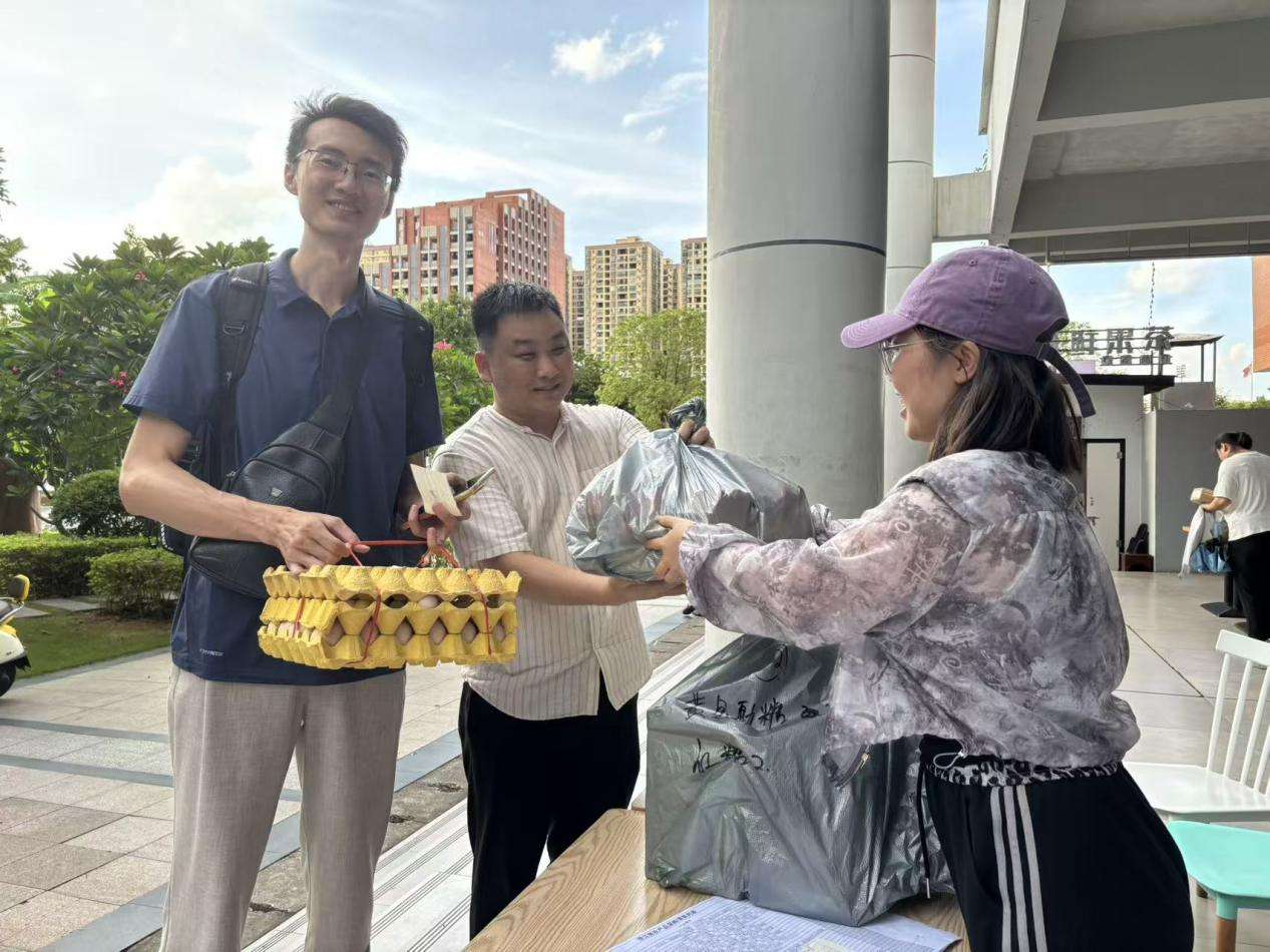 广西建院驻村干部直播带货效果好(图3)