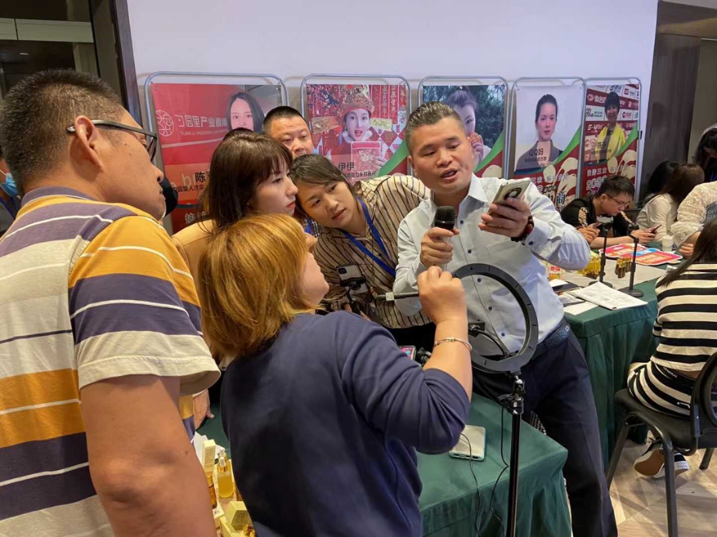 横山“双珍”出深闺 直播助农闯新路——陕北横山区创新实践“产业+直播”赋能乡村振兴纪实(图1)