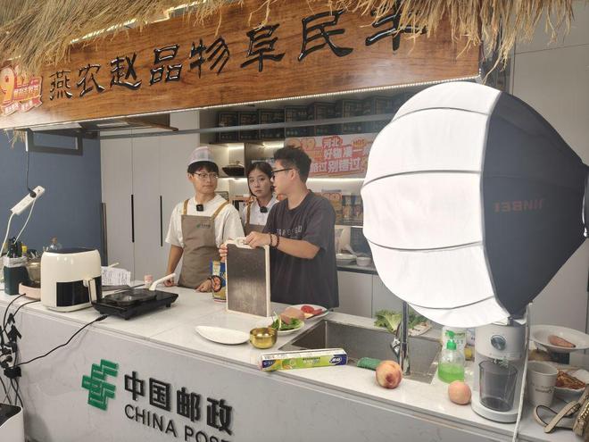 半月谈丨带货助农：从“绿邮包”到“绿幕布”