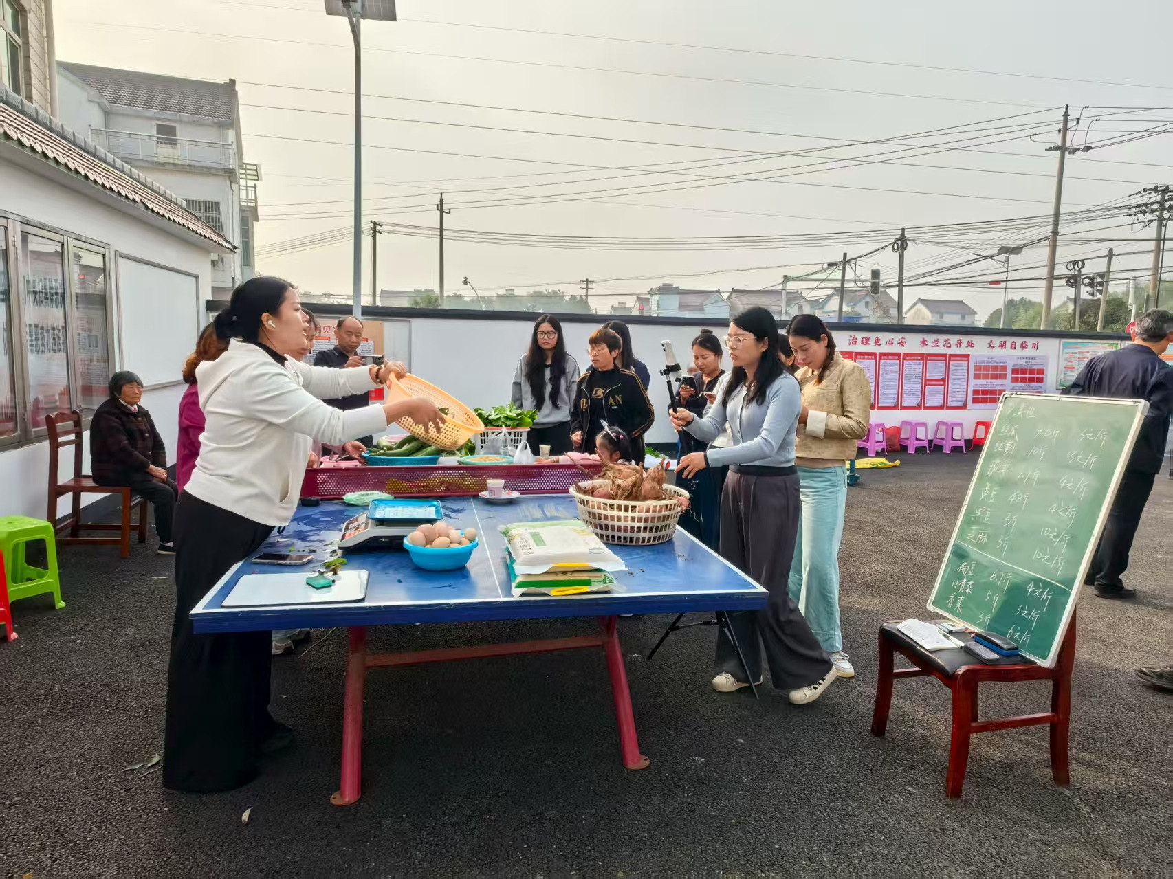 马鞍山市博望区新市镇：“田间鲜”借“云端火” 直播助农让百姓笑开颜(图2)