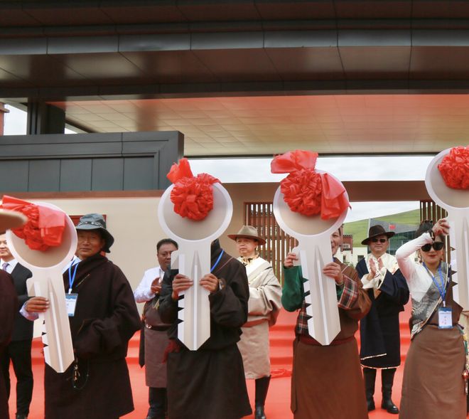 金马腾飞耀高原——色达县建县70周年记(图6)