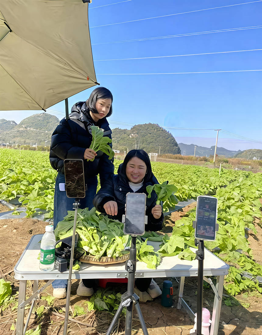 普定县玉秀街道：直播带货进社区 “小”镜头带动“大”就业(图1)
