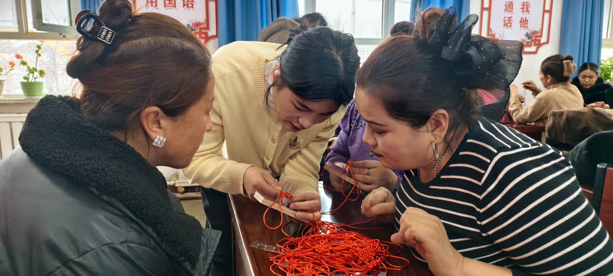 金华援疆助温宿妇女“结”出致富花(图2)