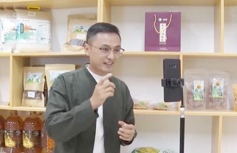 广西：“好物乡村”教农户直播带货 开拓家乡农产品销路